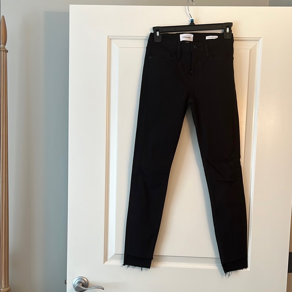 FRAME. Size 25 black Le Skinny De Jeanne step hem frayed ankle. Worn once